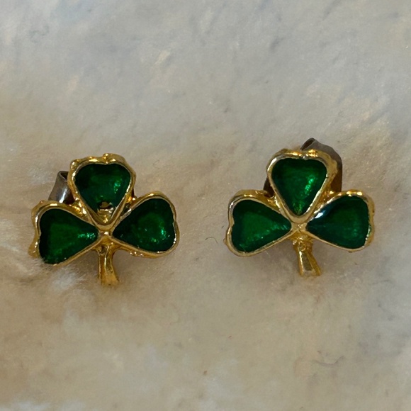 Women’s 3 Leaf Clover Earrings Gold Tone Green Stone St Patrick’s Day - Picture 1 of 3